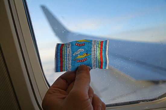 Самолет из конфет